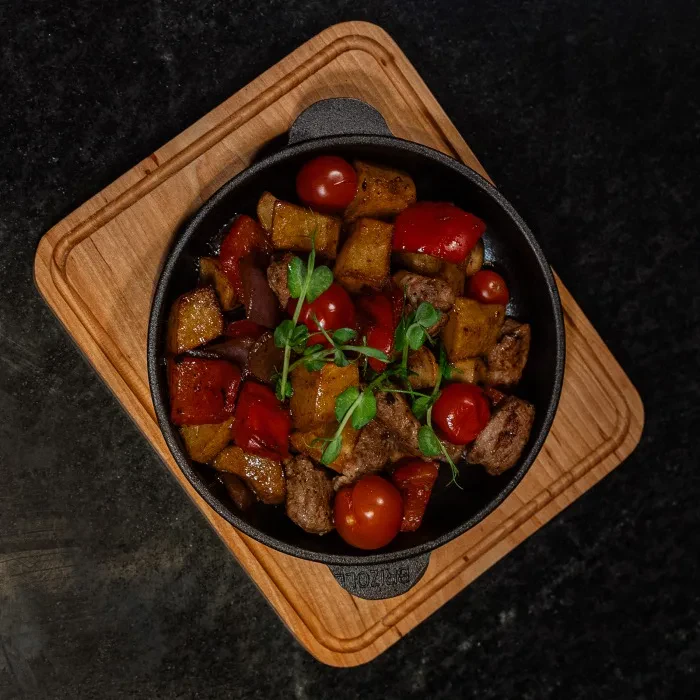 Пательня зі Свининою та Овочами